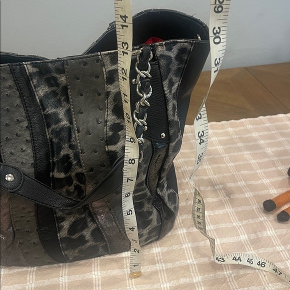 Carlos by Carlos Santana Red and Black Shoulder Bag - Picture 14 of 16